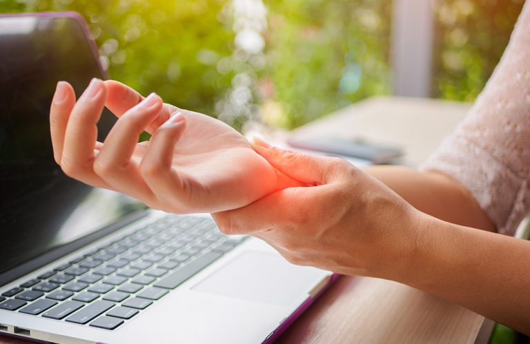 Diener_Gesundheitspraxis_Handgelenk_Gelenkerkrankung
